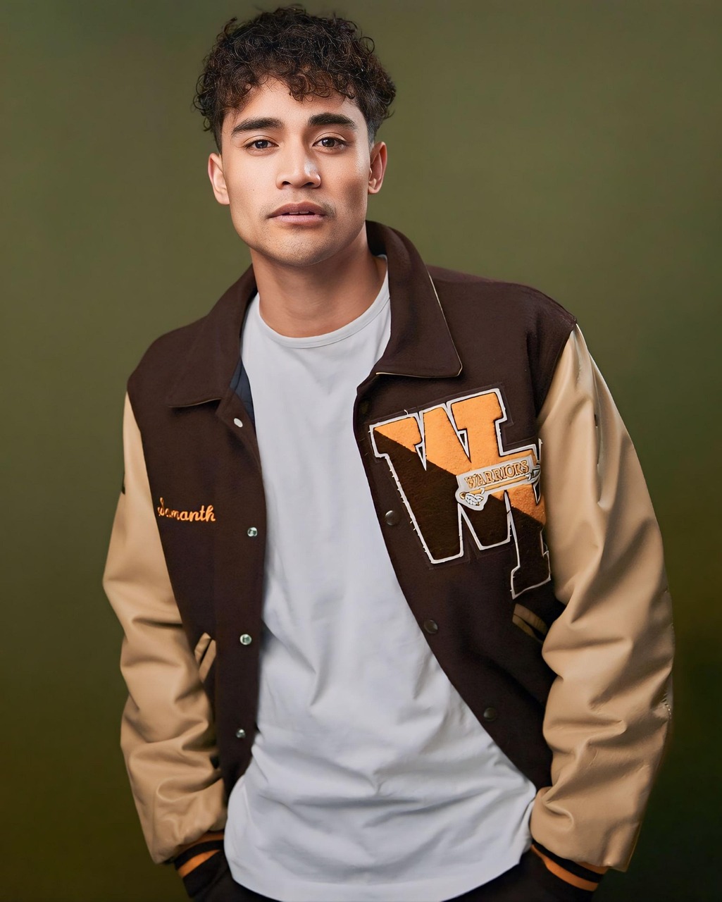 young, man, casual, fashion, portrait, male, guy, teen, model, anuario, calendario, estudiante, estadounidense, escolar, alumno, juventud, tonos dorados, monocromático, persona, modelo, homosexual, gay, encantador, influencer